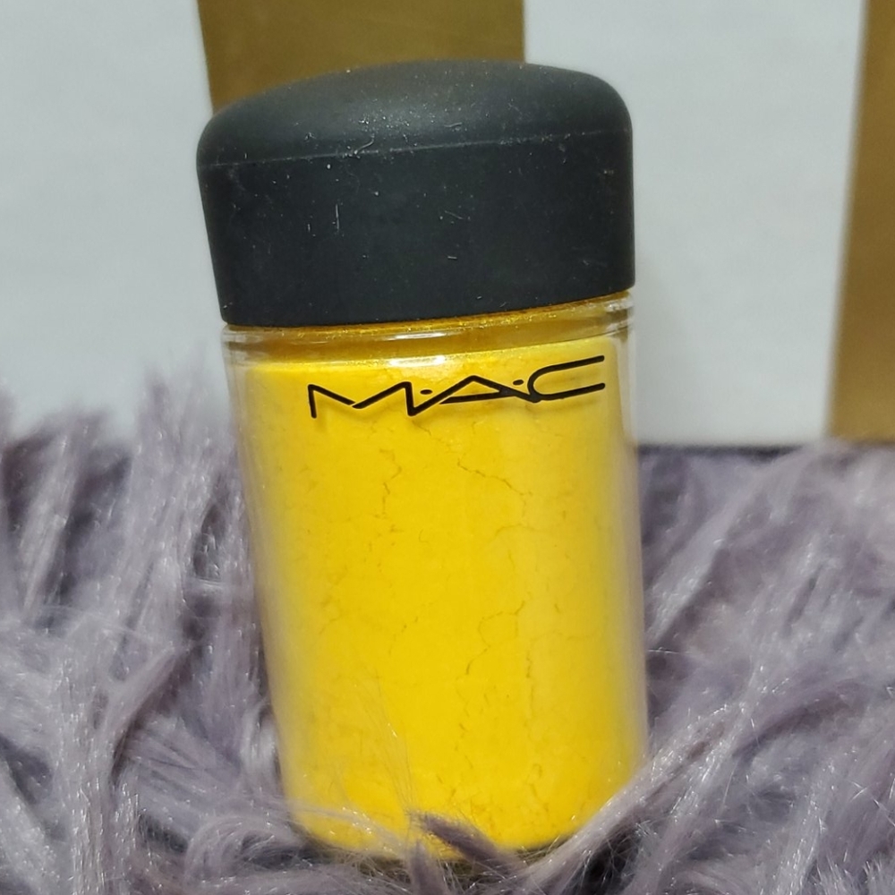 MAC Ever So Yellow Pigment